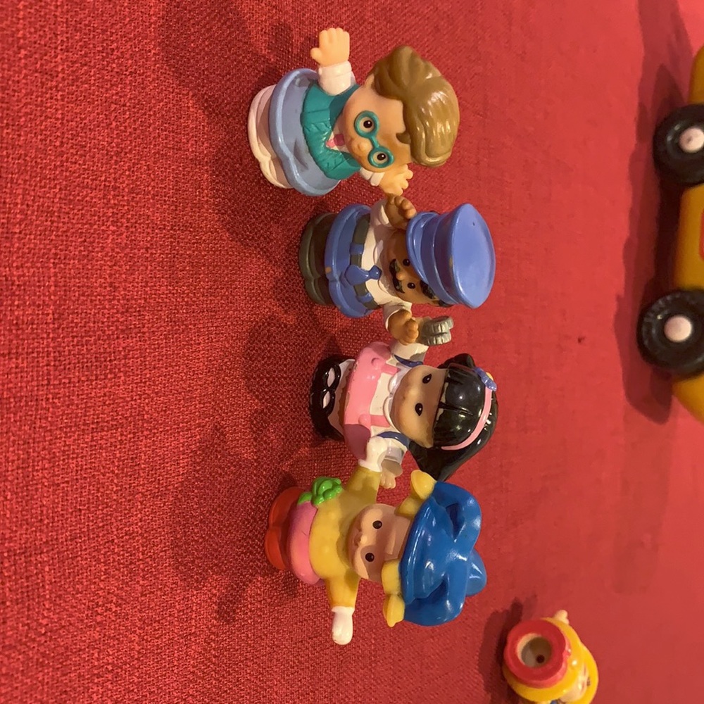 26 little people. - Picture 3 of 6